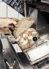 Boulanger avec du pain tranché — Photo de stock
