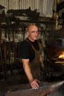Kaukasischer Schmied bei der Arbeit in Werkstatt — Stockfoto