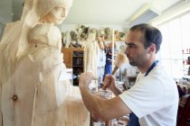 Escultor chiseling figura de madeira — Fotografia de Stock