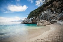 Spiaggia costiera e rocciosa, Ogliastra, Sardegna, Italia — Foto stock