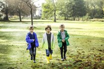 Trois garçons, dehors, marchant à travers le champ — Photo de stock