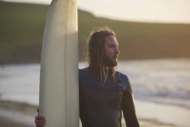 Jovem surfista masculino na praia, Devon, Inglaterra, Reino Unido — Fotografia de Stock