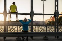 Friends relaxing on bridge, Munich, Bavaria, Germany — Stock Photo