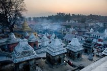 Древние украшенные каменные здания храма Пашупатинатхи — стоковое фото