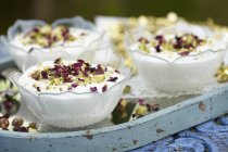 Крупный план здорового вкусного сладкого десерта в стеклянных мисках — стоковое фото