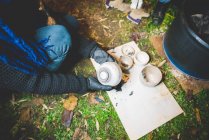 Vista ad alto angolo di qualità giovane donna controllo vasi di argilla rimossi dal fuoco — Foto stock