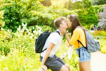 Couple embrasser dans le parc — Photo de stock