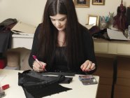 Produttore di corsetti che lavora al design — Foto stock