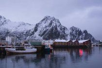 Puerto frente al mar y barcos de pesca al atardecer, Svolvaer, Islas Lofoten, Noruega - foto de stock