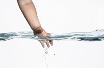 Oberflächenansicht der Hand von Kleinkindern, die in klares Wasser greift — Stockfoto