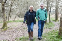 Escursioni di coppia passeggiando nel bosco — Foto stock