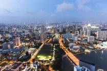 Vue aérienne du paysage urbain futuriste au crépuscule, Singapour — Photo de stock