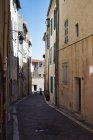 Casa exterior ao longo beco, Marselha, França — Fotografia de Stock