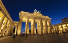 Puerta de Brandenburgo iluminada de noche, Berlín, Alemania - foto de stock