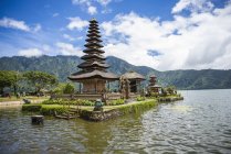 Tempio nel lago, Lago di Bratan, Bali, Indonesia — Foto stock