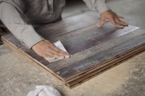 Carpintero superficie alisadora de tablón de madera con papel de lija en fábrica, Jiangsu, China - foto de stock