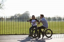 Два молодых человека на велосипедах bmx в скейтпарке — стоковое фото
