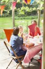 Mãe conversando com crianças na mesa do pátio — Fotografia de Stock