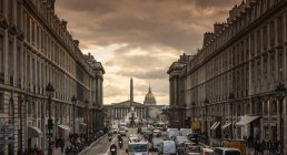 Вид на площадь Согласия, Луксорский обелиск на заднем плане, Париж, Франция — стоковое фото