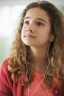 Retrato de menina usando fones de ouvido — Fotografia de Stock