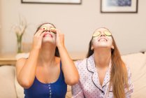 Deux jeunes femmes portant un masque facial — Photo de stock