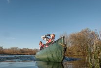 Взрослые женщины на каноэ по реке — стоковое фото