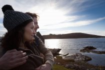 Couple au bord de la côte, Connemara, Irlande — Photo de stock