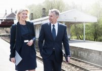 Uomo e donna d'affari che parlano sulla piattaforma ferroviaria — Foto stock