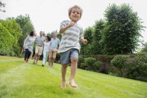 Familie genießt Spaziergang im Garten — Stockfoto