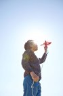 Joven chico volando cometa - foto de stock