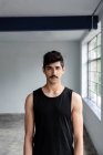 Портрет молодого чоловіка в чорному стоячи в студії — стокове фото