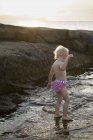 Weibliches Kleinkind paddeln im meer, calvi, korsika, frankreich — Stockfoto