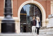 Молодая пара прогуливается за пределами Альберт-Холла, Лондон, Англия, Великобритания — стоковое фото
