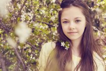 Портрет красивой девушки и цветы деревьев — стоковое фото