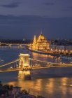 Vista à distância do Parlamento e Ponte Chain no Danúbio à noite, Hungria, Budapeste — Fotografia de Stock