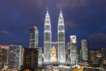 Petronas-Türme nachts beleuchtet, Kuala Lumpur, Malaysia — Stockfoto