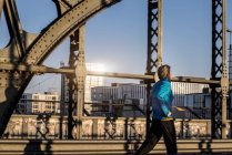 Man jogging on bridge, Munique, Baviera, Alemanha — Fotografia de Stock