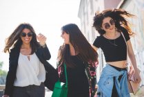 Tre giovani amiche che ridono per strada — Foto stock