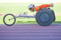 Спортсмен на соревнованиях по параатлетике на стадионе — стоковое фото
