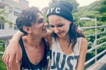 Giovane coppia, sorridente con le braccia intorno a vicenda — Foto stock