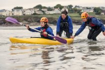 Donna che impara il kayak da mare, Cornovaglia, Inghilterra — Foto stock