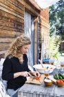 Frau bereitet Mittagessen im Freien zu — Stockfoto