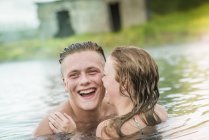 Молодая пара смеется в Secret Lagoon hot spring (Gamla Laugin), Флудир, Исландия — стоковое фото