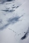 Далеко под высоким углом вид команды альпинистов, пересекающей ледник в Монблане, Шамони, Верхняя Савойя, Франция — стоковое фото