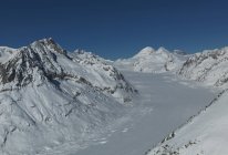 Vista elevada del glaciar Aletsch en los Alpes suizos, Berner Oberland, Suiza - foto de stock