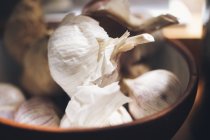 Крупным планом луковицы чеснока в миске — стоковое фото