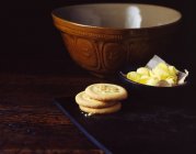 Galletas caseras con mantequilla y tazón para mezclar - foto de stock