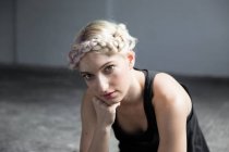 Portrait de jeune femme aux cheveux tressés — Photo de stock