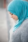 Крупним планом портрет молодої жінки, носити хіджаб бірюзовими місток — стокове фото