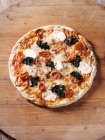 Italienische Ricotta-Pizza mit Pflaumentomaten und Spinat — Stockfoto